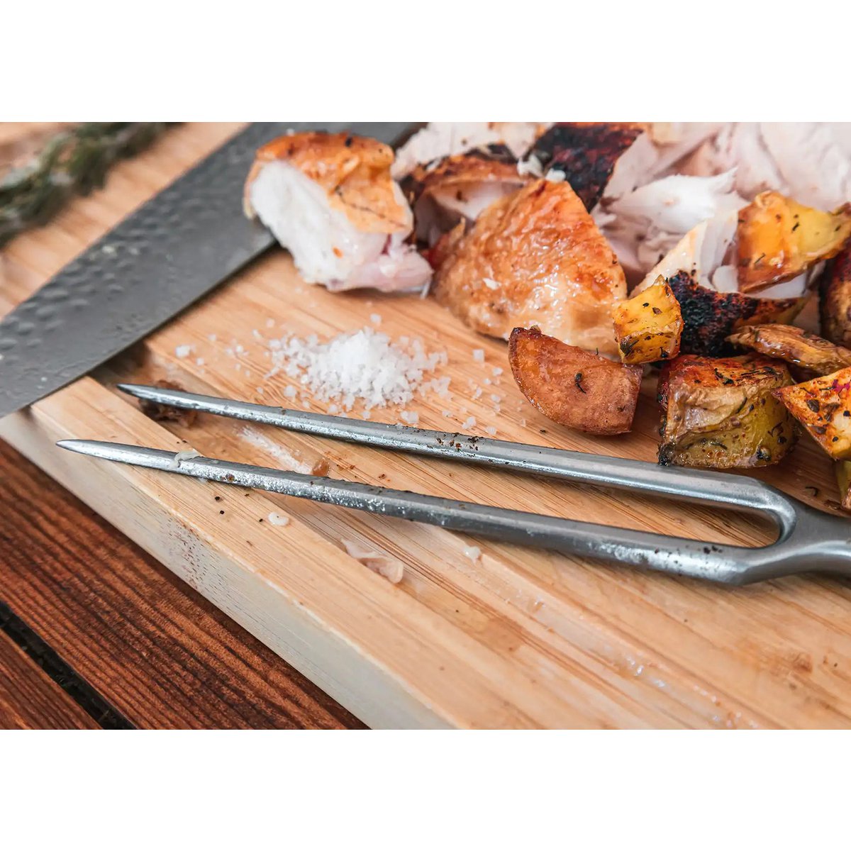 Messen- en Keukenaccessoireset - The BBQ Set Deluxe: Gyuto (koksmes) + vleesvork + aanzetstaal + bamboe snijplank KOTAI kitchen