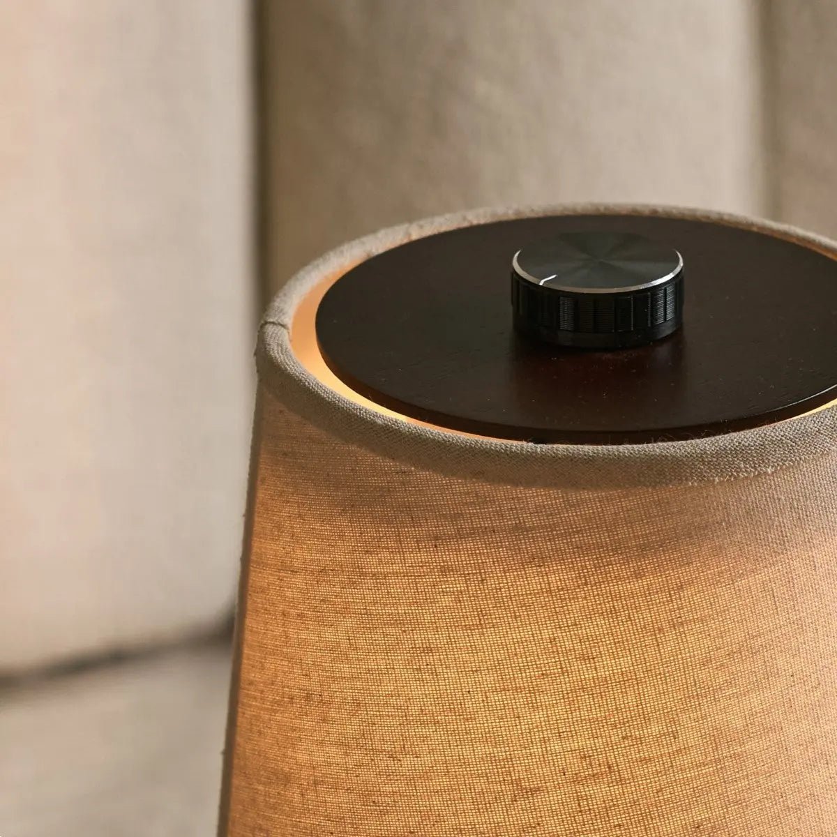 Rover donkerbruine houten lamp – oplaadbare, draadloze en dimbare lampenkap Tavellio - Amsterdam