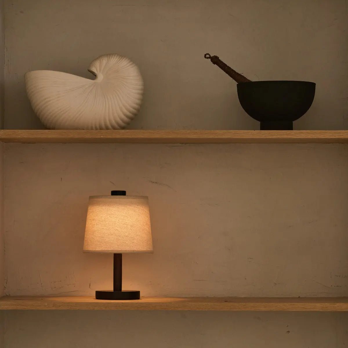 Rover donkerbruine houten lamp – oplaadbare, draadloze en dimbare lampenkap Tavellio - Amsterdam