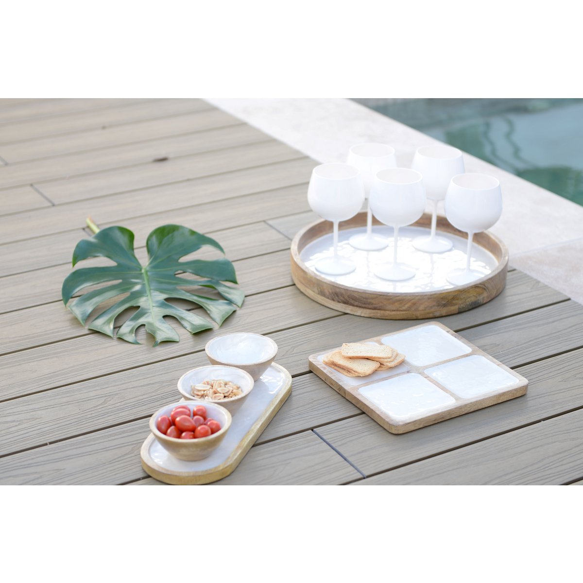 Aperitief set van 3 witte kopjes op witte houten lade AULICA