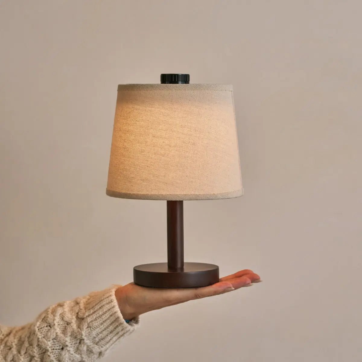 Rover donkerbruine houten lamp – oplaadbare, draadloze en dimbare lampenkap Tavellio - Amsterdam