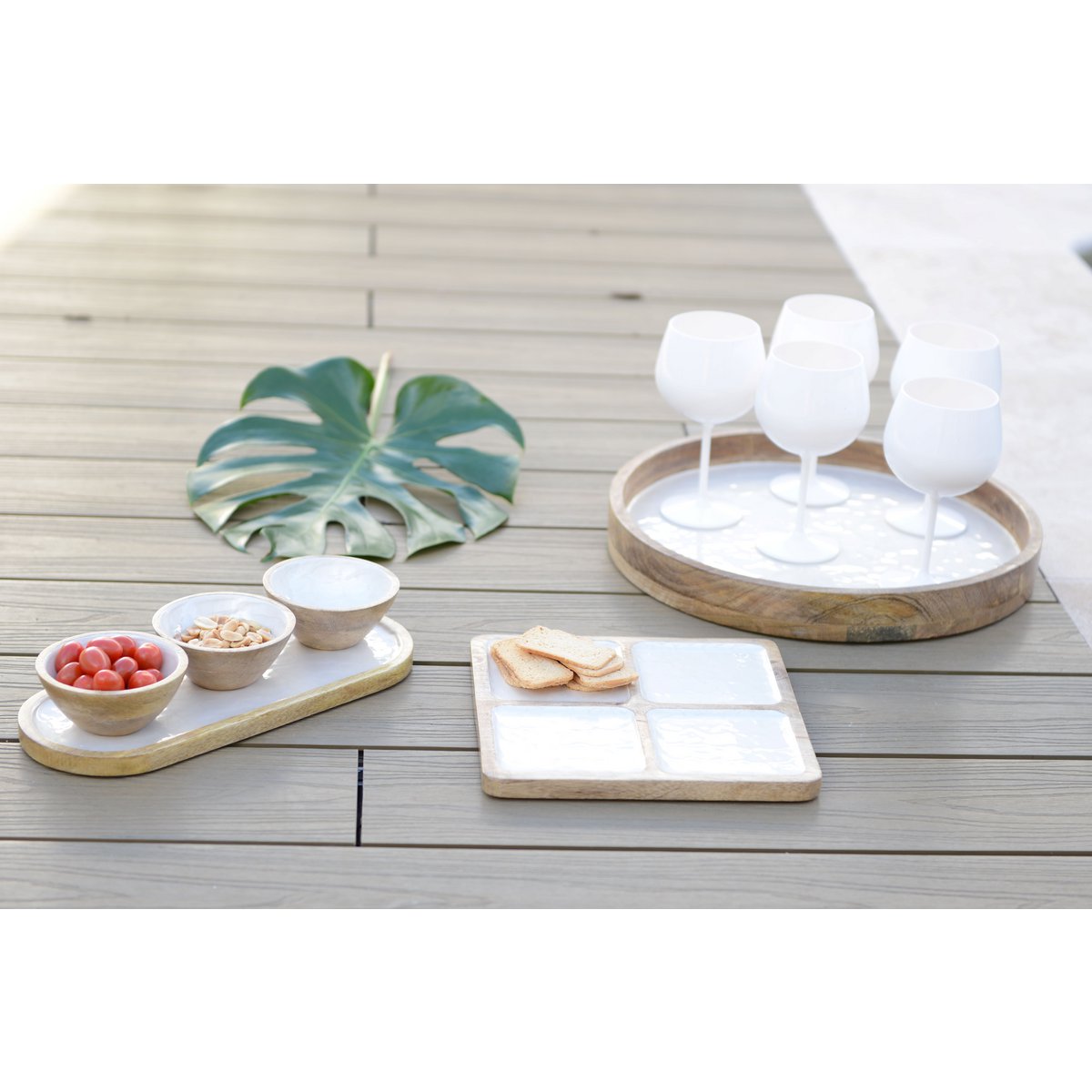 Aperitief set van 3 witte kopjes op witte houten lade AULICA