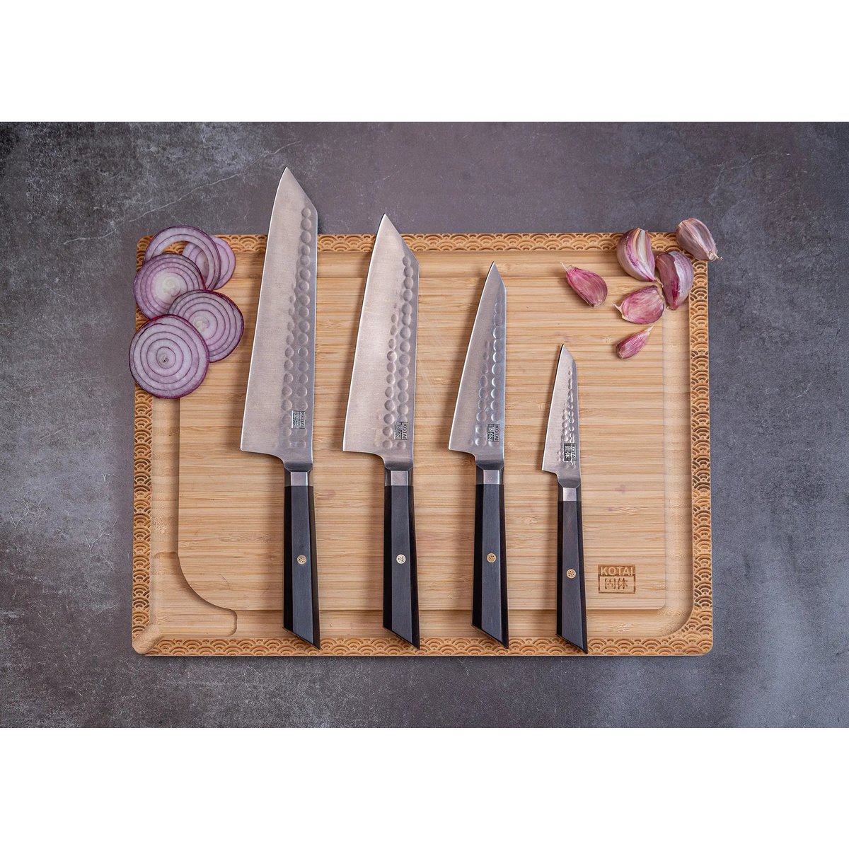 Messen- en keukenaccessoireset - Bunka Complete Set Deluxe (C): 4 messen (Bunka officemes + Bunka Petty + Bunka Santoku + Kiritsuke) + 2 accessoires (100% katoenen oprolmessenzak + aanzetstaal) KOTAI kitchen